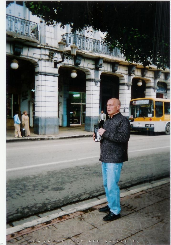 VOYAGE DU 22 29 04 2006 700 la ville les arcades.jpg